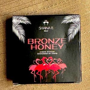 Shaina B 
CREAM BRONZER IN BRONZE HONEY